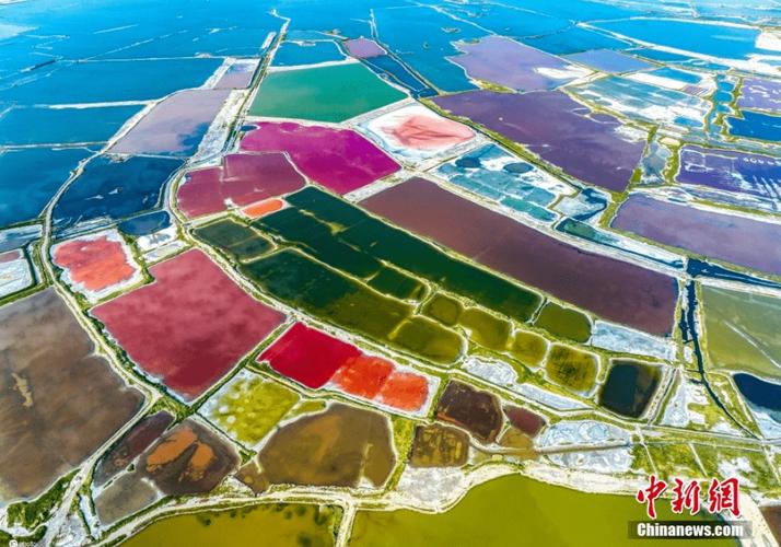 Giữ tay hờ trên mặt, kiểu này sẽ giúp bạn có một bức hình rất lãng mạn, gợi tình. Nhưng nhớ là các ngón tay khi để lên tóc và mặt phải thả lỏng chứ đừng cứng đơ như gỗ nhé.